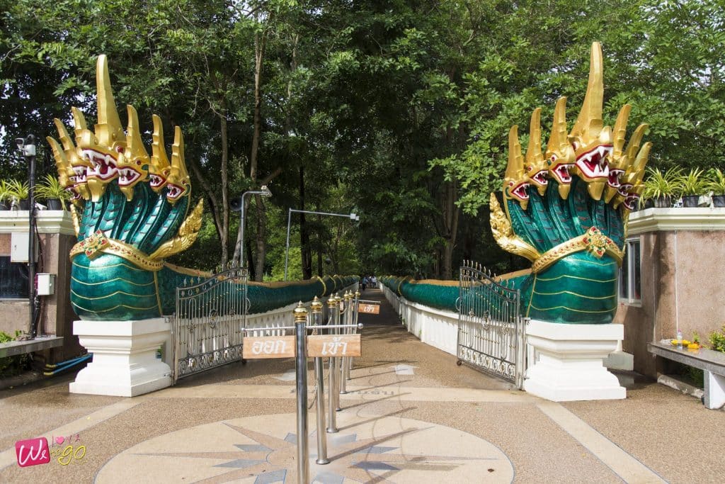 วัดคำชะโนด สะพานรูปปั้นพญานาค